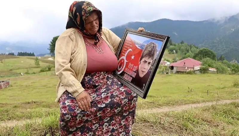 DEM Parti, Eren Bülbül'ün Annesi için Anlamlı Bayram Kutlaması Düzenledi