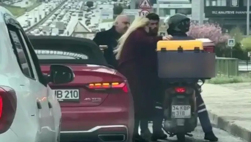 D-100'de Yaşanan Korkunç Olay: Motokuryeye Silah Çekildi!