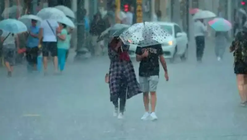 İstanbul'u Vuran Fırtına ve Yangın Bölgesindeki Tehlikeli Rüzgar: Meteoroloji Uyardı!