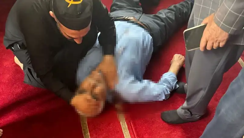 Camide Namaz Kılarken Bıçaklanan Adamın Hayatta Kalma Mücadelesi