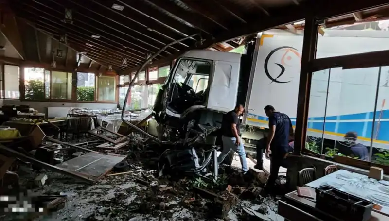 Freni Boşalan Kamyon, Restorana Daldı: Şans Eserine Yaralanan Olmadı