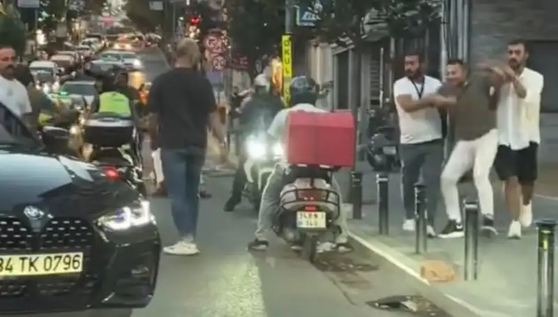 Nişantaşı'nda Yol Verme Kavgası: Kadına Sopa ile Saldıran Adamın Görüntüleri Ortaya Çıktı