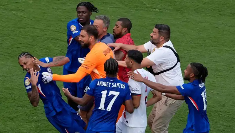 Dram dolu dev finalde teknik direktörden futbolcuya yumruk olayı yaşandı!