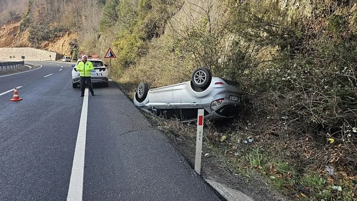 Zonguldak’ta Kontrolden Çıkan Araç Takla Attı: 2 Yaralı