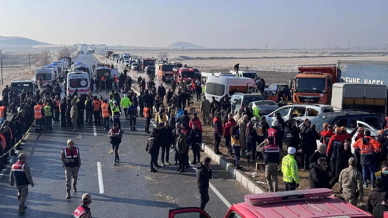 Van’da Sis ve Buzlanma Kazaya Neden Oldu: 30 Araç Zincirleme Çarpıştı