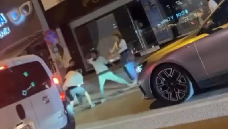 Şehrin En İşlek Caddesinde Boks Heyecanı: Yumruklar Havada Uçuştu!