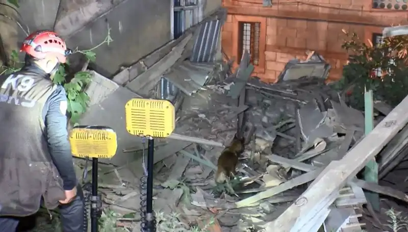 İstanbul'da Deprem Sonrası Çöken Bina: Neler Yaşandı?