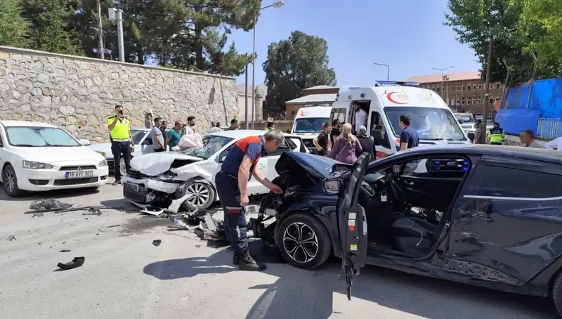 Bitlis'te Trafik Kazası: 10 Yaralının Olduğu Çarpışma Yaşandı