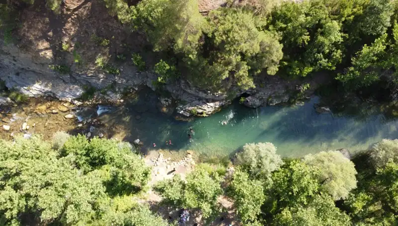 Adana'da Sıcaklar Karşısında Yaylacılar Doğal Sularla Ferahlıyor