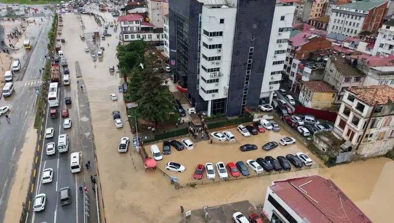 Trabzon'da Sel Felaketi: Çamur Altında Kayıp Kişinin İzleri Aranıyor