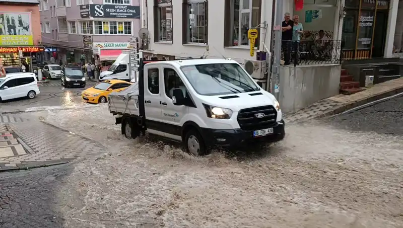 Şehirdeki Sağanak Yağışlar 10 Dakikada Su Baskınlarına Yol Açtı