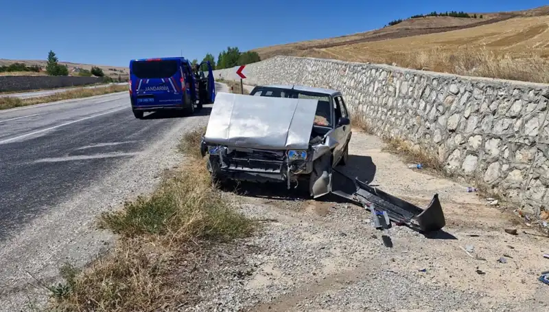 Kontrolden Çıkan Araç Feci Kaza Yaptı: İki Yaralı Hastaneye Kaldırıldı