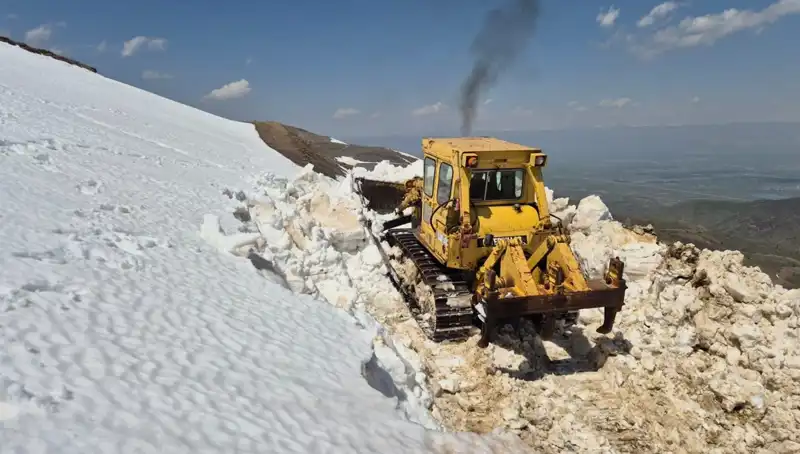 Nisan Ayında 2 Metreyi Aşan Karla Mücadele: Yol Açma Çalışmaları Hız Kazandı
