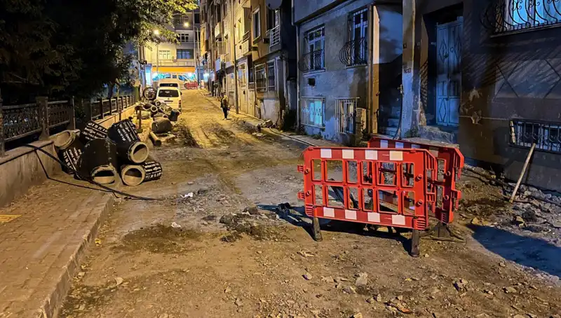 Bayrampaşa'da Altyapı Çalışmalarında Rögar Kapağı Patladı, Sokağı Su Bastı!