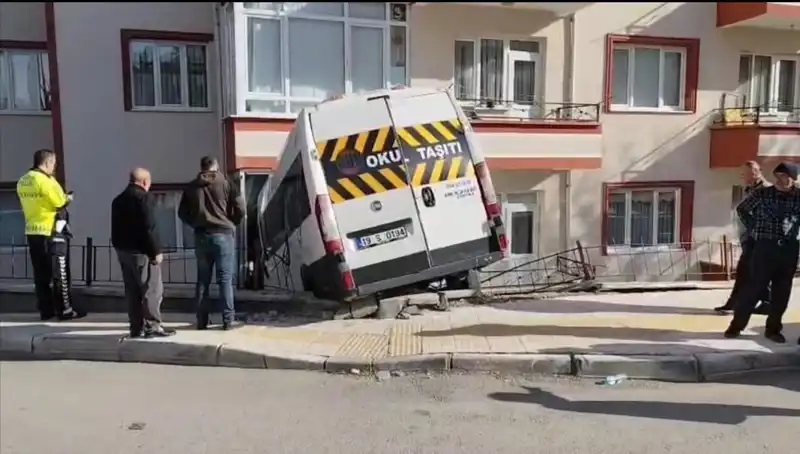Okul Servisi Balkona Çarptı: İki Öğrenci Hastaneye Kaldırıldı