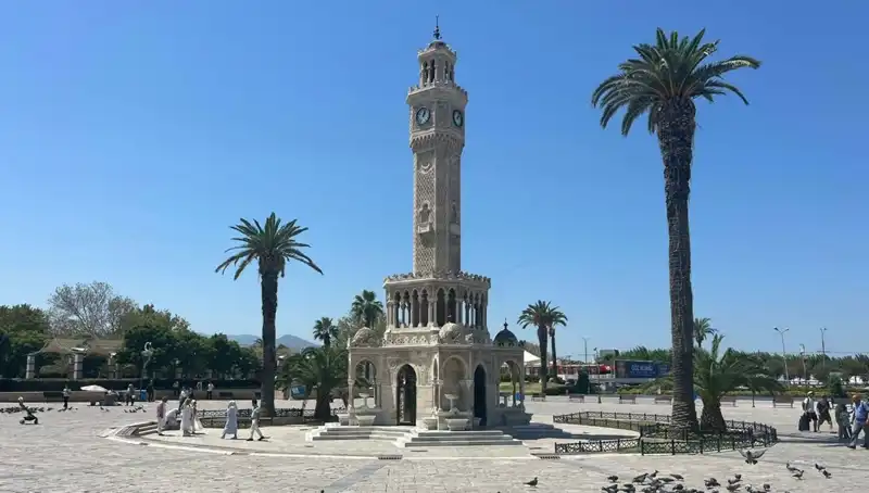 İzmir Sıcakları Tırmandı: Thermometreler 42 Dereceye Ulaştı!