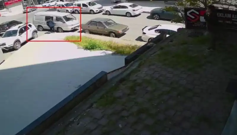 Aracını Çalmak İsteyen Hırsızı Suçüstü Yakalama Anları Merak Uyandırdı