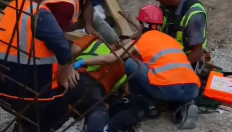 Adana'da İnşaatta Faciadan Dönüldü: İki İşçi Yaralandı