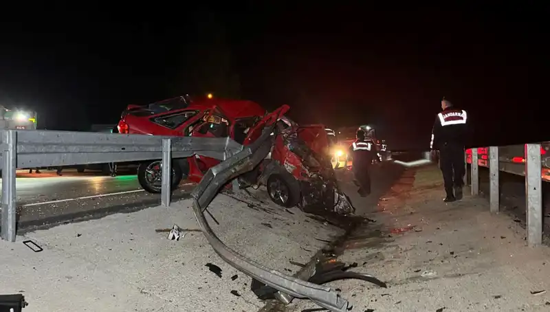Bariyerlere Çarpan Otomobildeki Korkunç Kaza: İki Kişi Hayatını Kaybetti