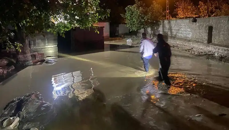 20 Dakikalık Yağmurun Yarattığı Felaket: 1 Ev Çöktü, 3 Ev Boşaltıldı!