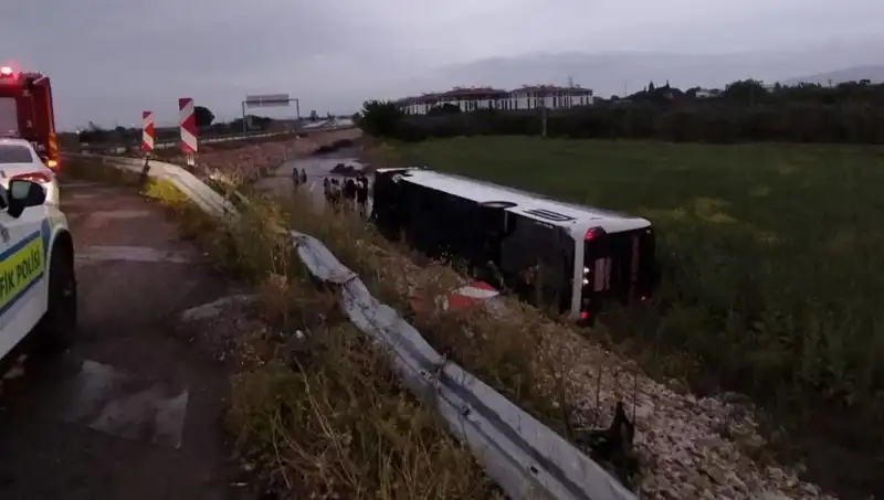 Manisa'da Yolcu Otobüsü Kaza Yaptı: Yaralıların Durumu Gelişiyor