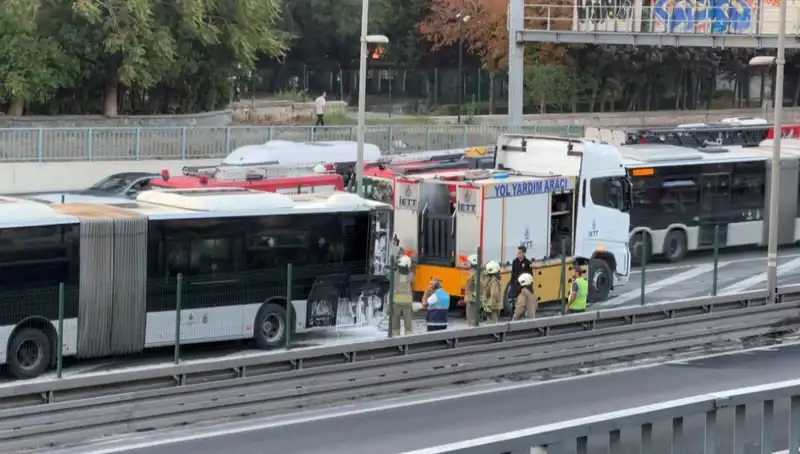 İstanbul'da Metrobüs Yangını: Trafikte Kaos ve Yolcuların Panik Anları