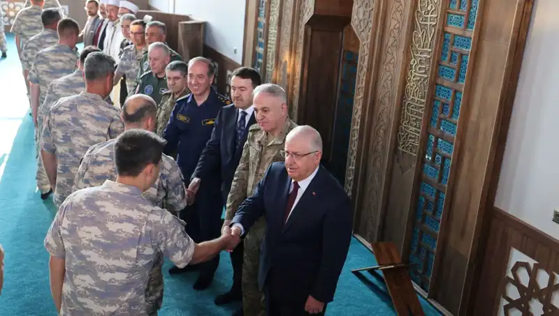 Yaşar Güler, Mehmetçiğin Bayram Sevinçlerini Paylaştı