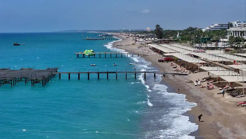 Antalya Sahillerinde Güneşli Hava: Tatilcilerin Yeni Gözdesi