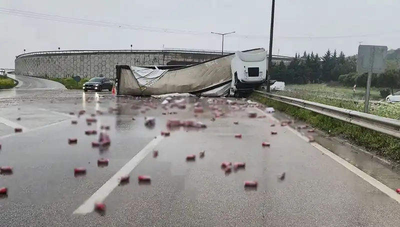 TIR Devrildi: Üzerindeki İçkiler Yola Saçıldı, Trafik Kilitlendi!