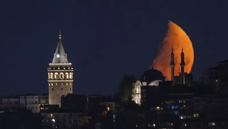 İstanbul'da Yarım Ay Gecesi: Şehrin Gökyüzündeki Büyüleyici Manzara