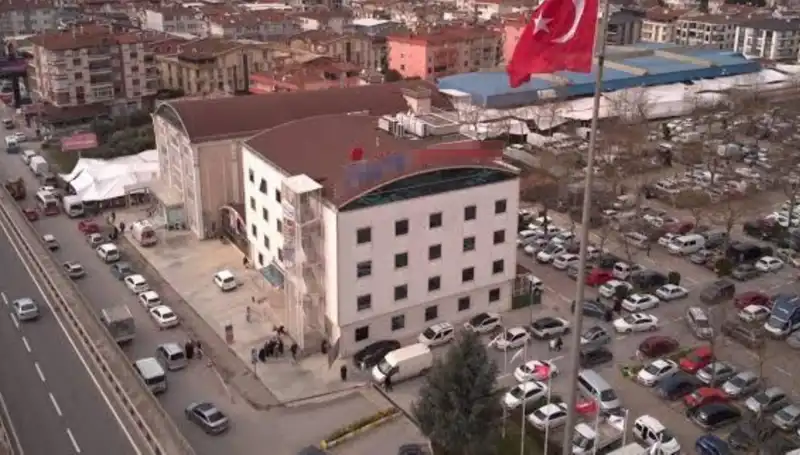 Özel Hastaneye Deprem Mührü: "Perde Betonları Kestiler" İddiası Gündem Oldu