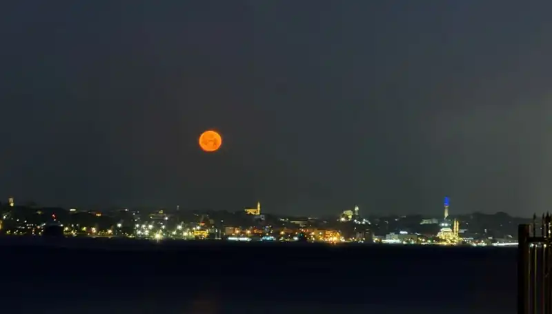 İstanbul'da Çilek Dolunayı: Eşsiz Güzellikte Görüntüler