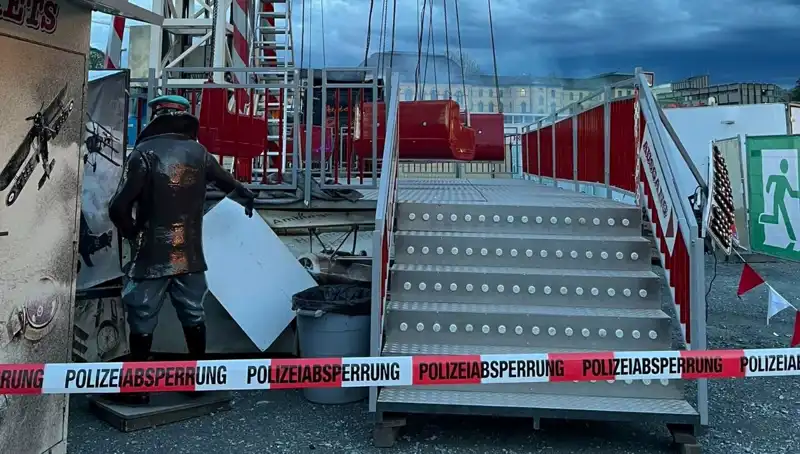 Dönen Salıncak Reklam Direklerine Çarptı: Felaket Hissedildi