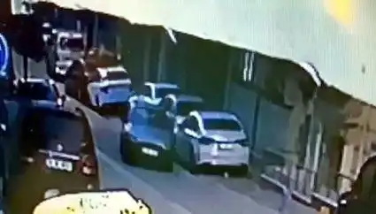 Esenyurt'ta Kaçan Araç, Park Halindeki İki Araçla Çarpıştı!