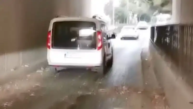 Trafikte Feci Kaza: Beton Parçaları Araçların Üzerine Düştü!