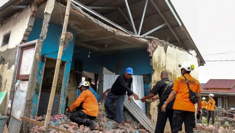 Endonezya'da Şok Edici Deprem: 5,7 Büyüklüğünde Sarsıntı 8 Evi Yıktı