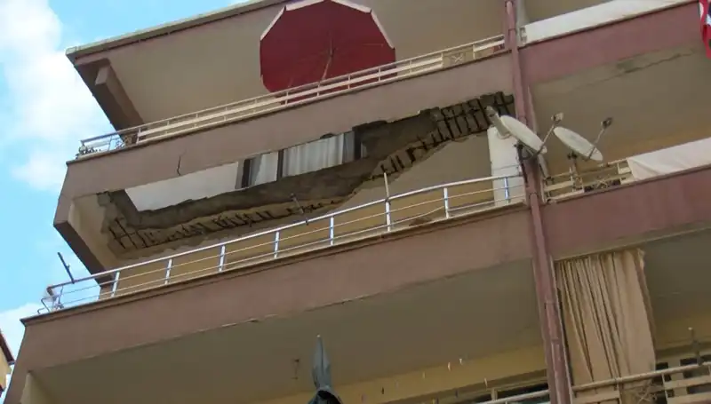 Güngören'de Balkonu Çöken Bina, Korku Dolu Anlara Sahne Oldu