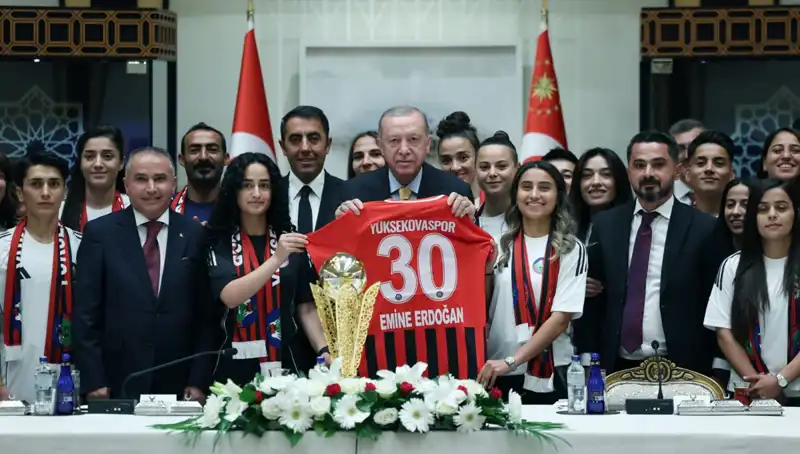 Yüksekovaspor Kadın Futbol Takımı Cumhurbaşkanı Erdoğan'ı Ziyaret Etti